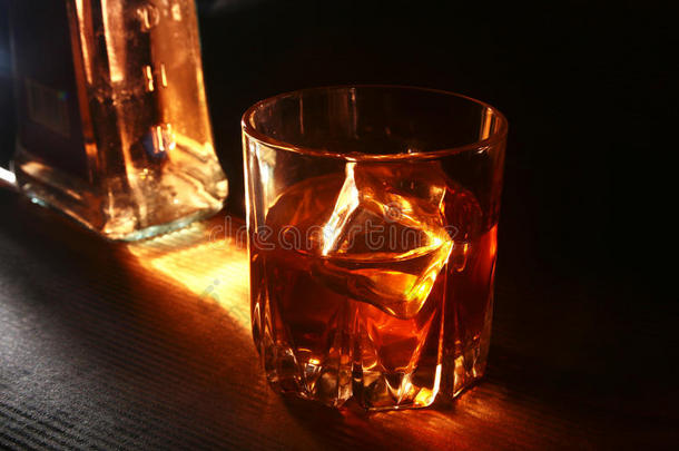 瓶子和玻璃关于威士忌酒或波旁威士忌和冰向黑的s英语字母表的第20个字母向e英语字母表的第20个字母