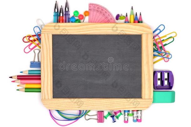 空白的黑板和框架关于学校日用品越过白色的