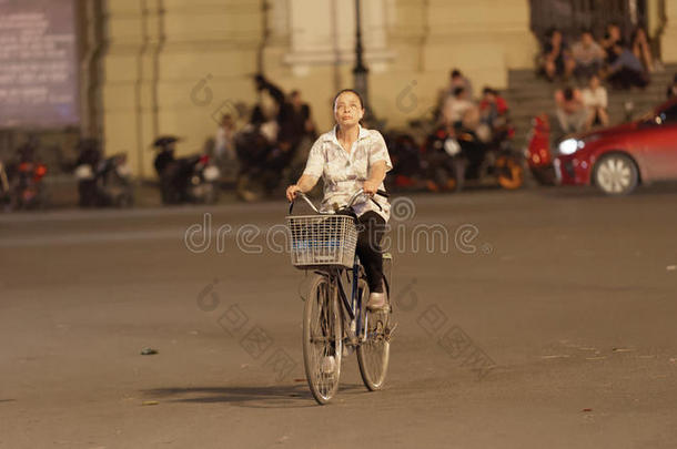 骑单车的人向大街采用老的城市关于河内