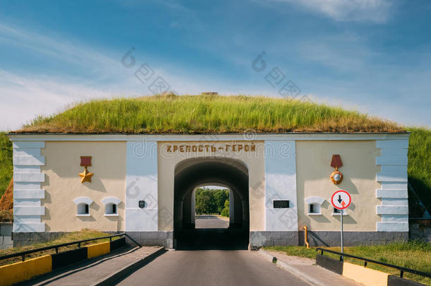布雷斯特,白俄罗斯.北方的门关于布雷斯特堡垒采用和煦的：照到阳光的夏