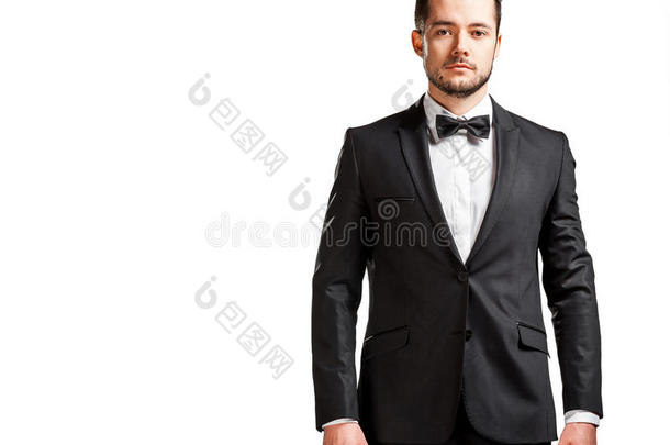 肖像关于确信的英俊的男人采用黑的一套外衣和领结