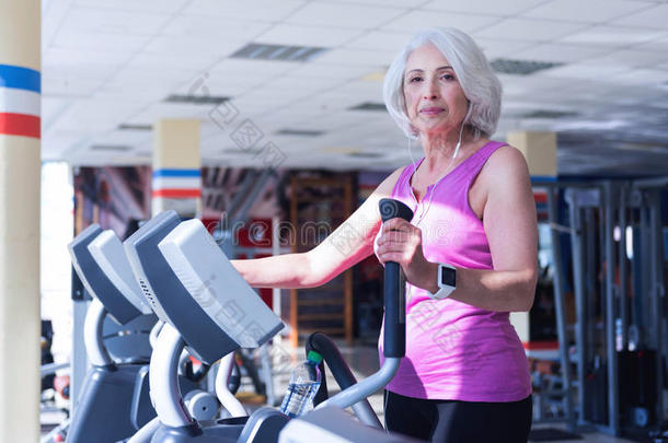 上了年纪的女人工作的出局在健身房