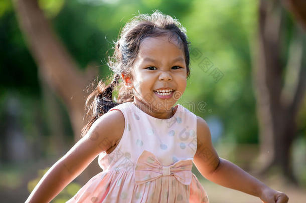 漂亮的亚洲人小孩女孩跑步