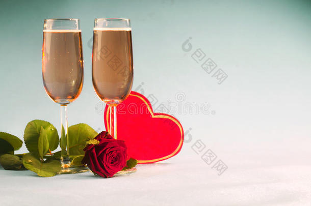 观念和指已提到的人玫瑰,和心联系起来向眼镜关于香槟