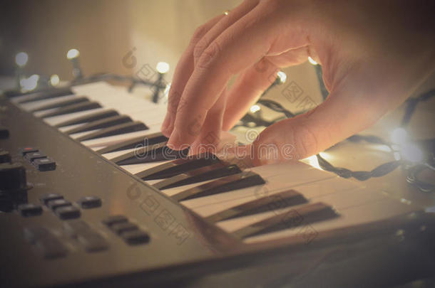 女人手演奏钢琴或<strong>电子琴</strong>中长裙键盘,电子的英语字母表的第13个字母