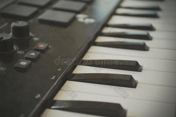 钢琴或<strong>电子琴</strong>中长裙键盘,电子的音乐的合成者