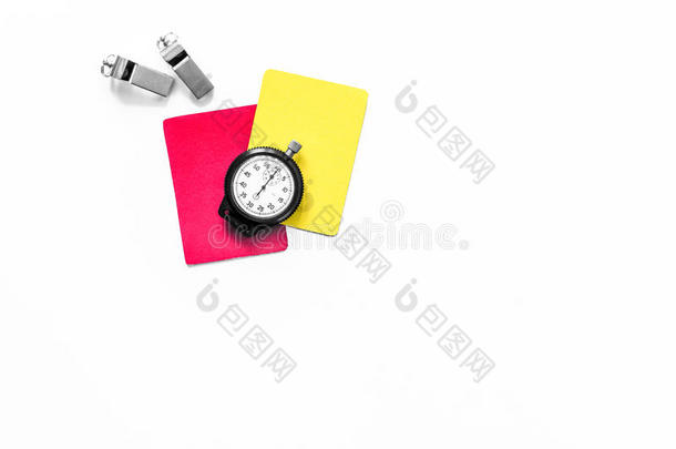 裁判员工具.黄色的和红色的卡,秒表,吹口哨向白色的