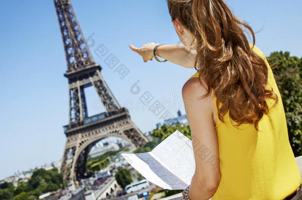 女人佃户租种的土<strong>地地</strong>图和弄尖向Eiffel语言塔采用巴黎