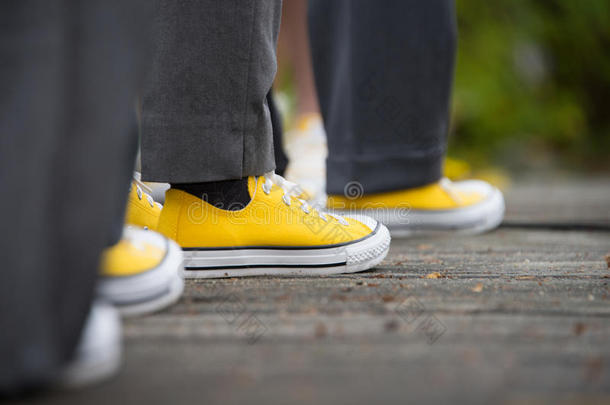 黄色的交谈旅游鞋和<strong>灰色</strong>的宽松长裤在一<strong>婚礼</strong>