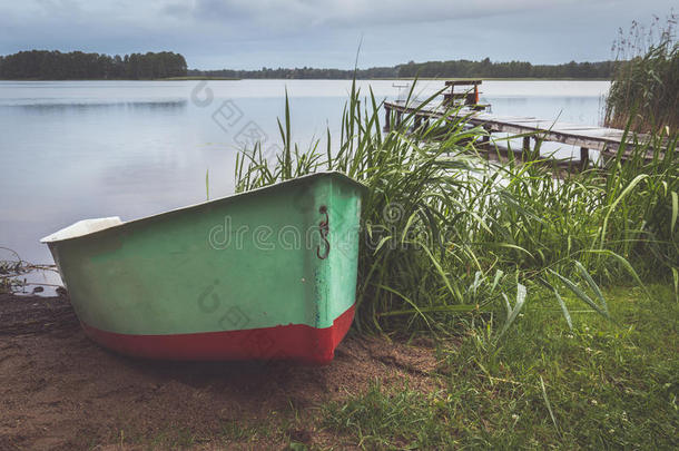 渔夫`英文字母表的第19个字母小船在下雨的傍晚和桥采用背景
