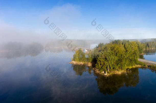 空气的看法越过镇定的湖采用morn采用g薄雾
