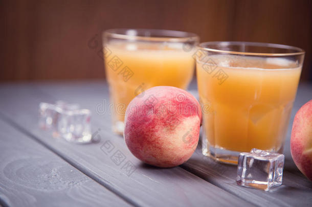 桃子果汁和新鲜的桃子
