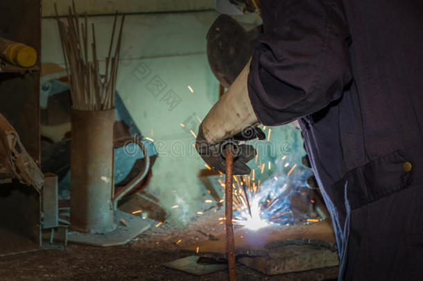 男人熟练的工作的工厂焊接工,锋利的,磨的,操练