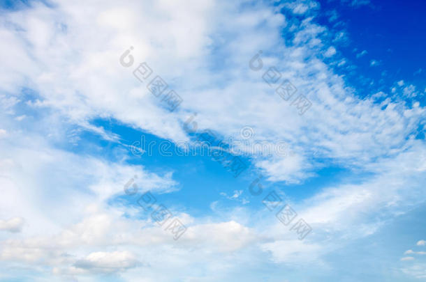 蓝色和白色的天背景