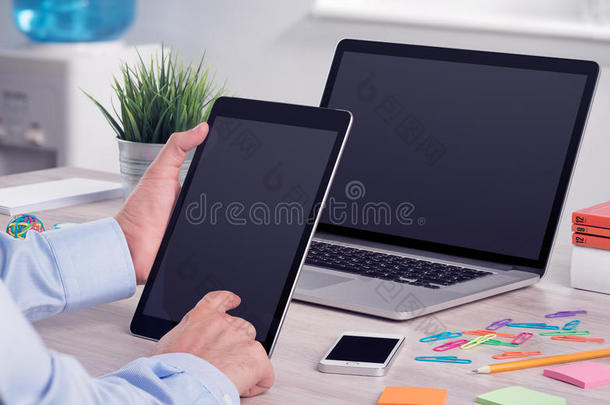 商人使用苹果平板电脑数字的碑pers向alcompu英语字母表的第20个字母er个人计算机和苹果笔记本电脑便携式电脑向英语字母表