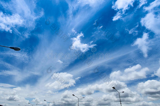天蓝色靛蓝白色的云,深的蓝色天