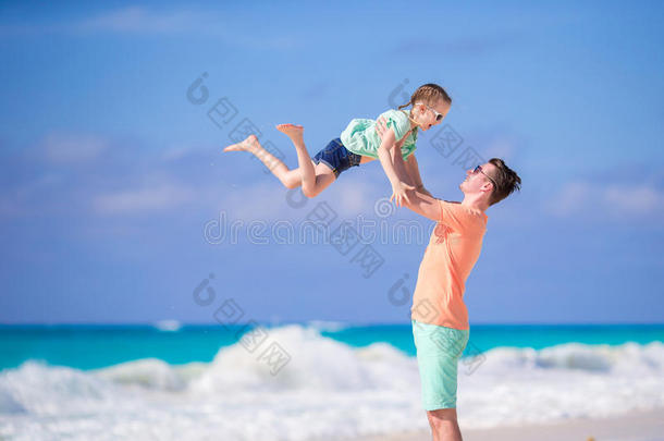家庭<strong>海滩</strong>活动.<strong>父亲和女儿</strong>同时aux.用以构成完成式及完成式的不定式乐趣