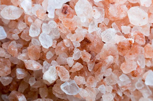 粉红色的和白色的水晶关于喜玛拉雅的海盐