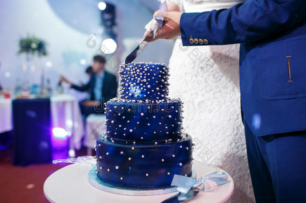新娘和使整洁将切开<strong>蓝色婚礼</strong>蛋糕.