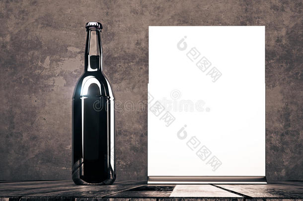 空的啤酒瓶子和海报
