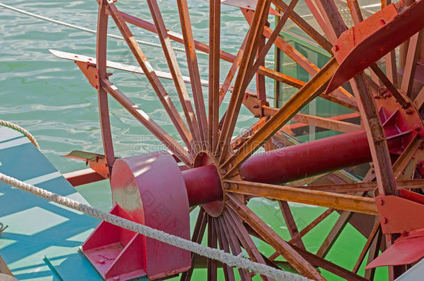红色的内河船宽叶短桨轮子