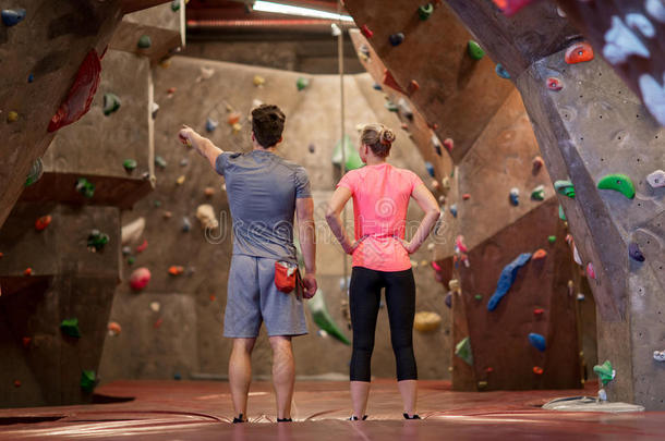 男人和女人锻炼在室内的攀登的健身房