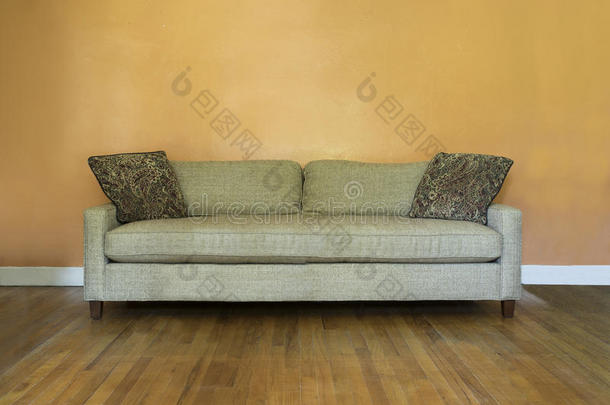 典型的中间的-百年长沙发椅反对空白的墙
