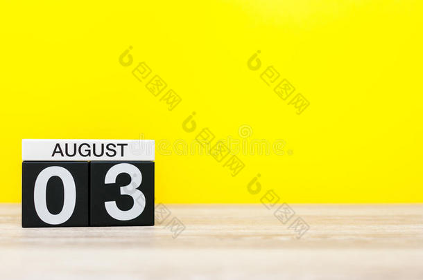 <strong>八月</strong>3reducti向减少.影像关于<strong>八月</strong>3日历向黄色的背景.总数