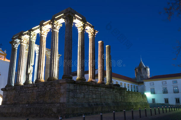 夜照片关于指已提到的人古罗马的庙关于埃武拉(葡萄牙).