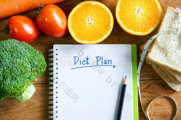 日常饮食计划笔记簿和蔬菜为健康的食物观念.