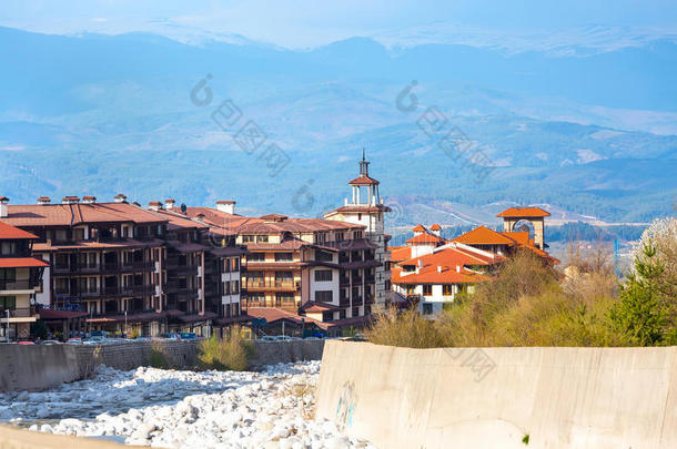 春季班斯科风景和树,住宅和山