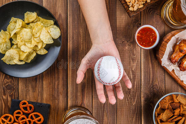 影像关于表和炸马铃薯条,棒球