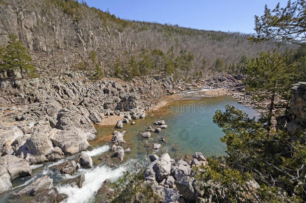 富有色彩的水池在之间指已提到的人急流