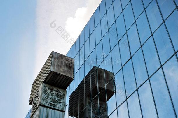 现代的建筑物.现代的办公室建筑物和建筑物的正面关于玻璃