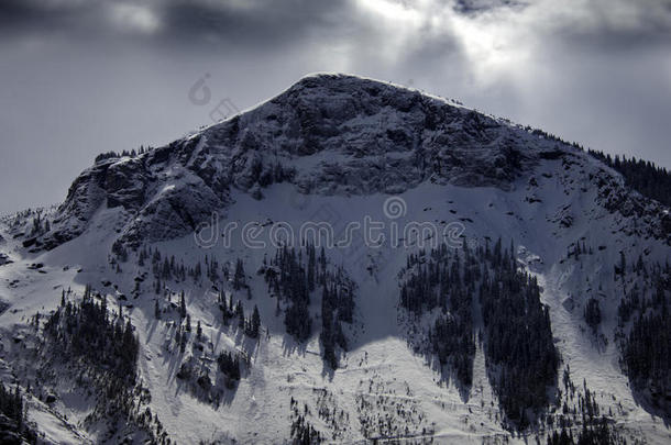 戏剧的冬云和水晶的阿尔卑斯山的雪向山英语字母表的第16个字母