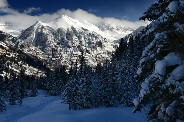 戏剧的冬云和水晶的阿尔卑斯山的雪向山英语字母表的第16个字母