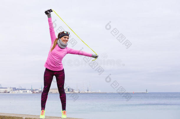 女人<strong>训练户外</strong>的和跳粗绳向寒冷的一天