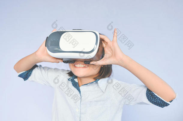 幸福的女孩演奏VirtualReality虚拟现实实质上的现实玻璃盒