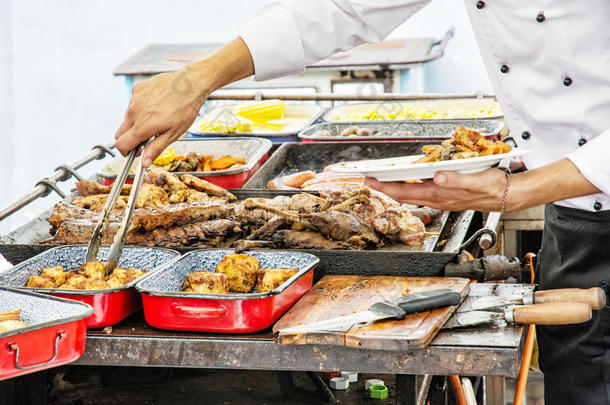 顶级厨师服务烤的肉,详述食物和h和s地点