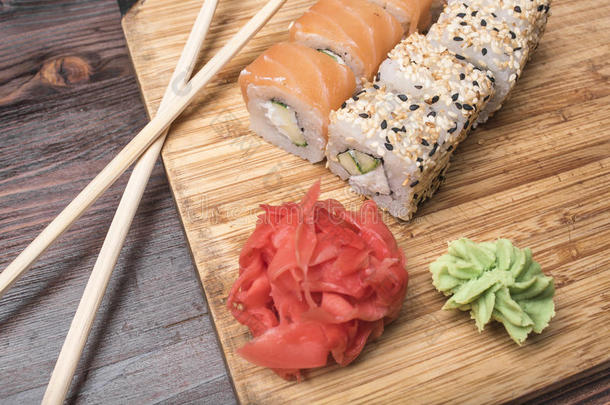 寿司名册和鲑鱼,黑的和白色的芝麻躺向一光wickets三柱门