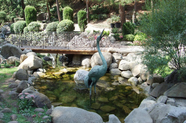 鸟吊车雕像在近处指已提到的人蓝色湖采用艾瓦佐夫斯基公园.克里米亚
