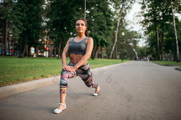 运动员的女人练习,健康训练采用公园