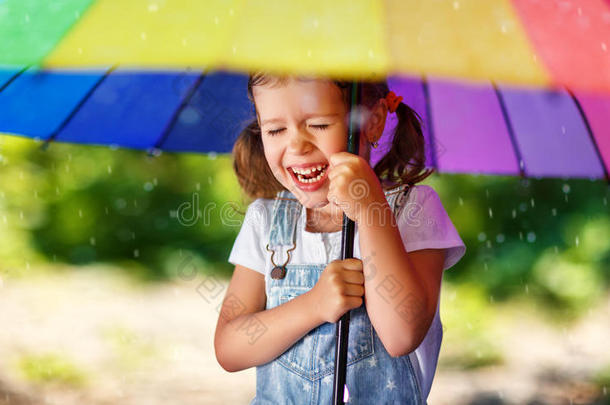 幸福的<strong>小孩</strong>女孩<strong>笑声</strong>和演奏在下面夏雨和一本姆