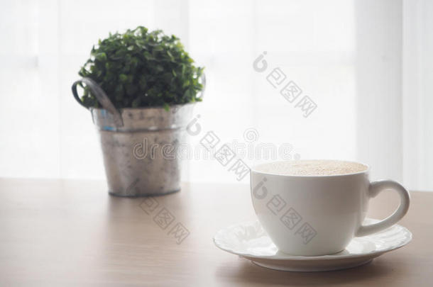 木材表和白色的咖啡豆杯子关于拿铁咖啡咖啡豆,小的树长嘴硬鳞鱼