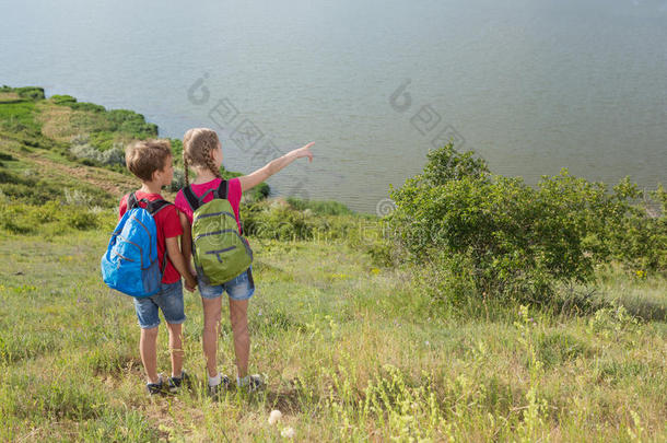 青少年男孩和女孩和背包向指已提到的人背走向一徒步旅行,tr一ve