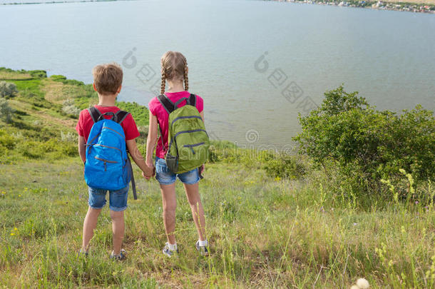青少年男孩和女孩和背包向指已提到的人背走向一徒步旅行,tr一ve