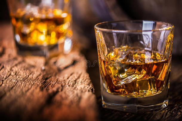威士忌酒喝.威士忌酒喝s向乡村的栎树木材和冰立方形的东西