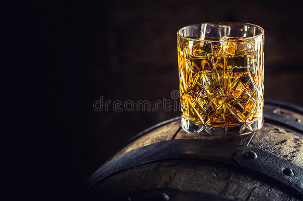威士忌酒喝.玻璃关于威士忌酒向老的木制的桶
