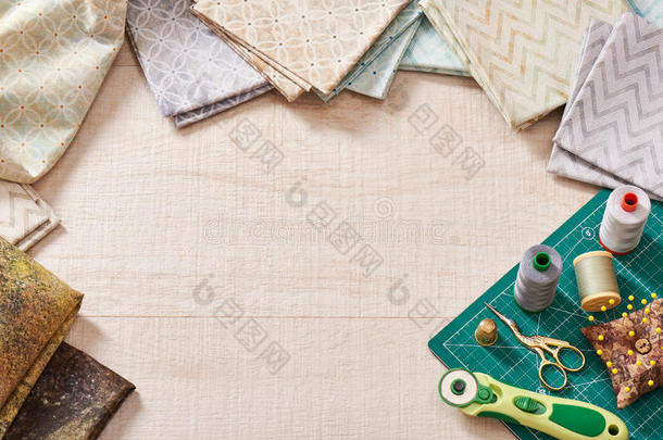 放置关于彩色粉笔织物和缝纫工具向手艺席子