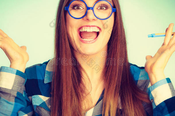 幸福的<strong>傻瓜</strong>似的女人采用眼镜hold采用g笔